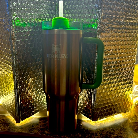 Stanley Rich Brown fluorescent green lid with straw 40 ounce in good condition - Picture 1 of 5